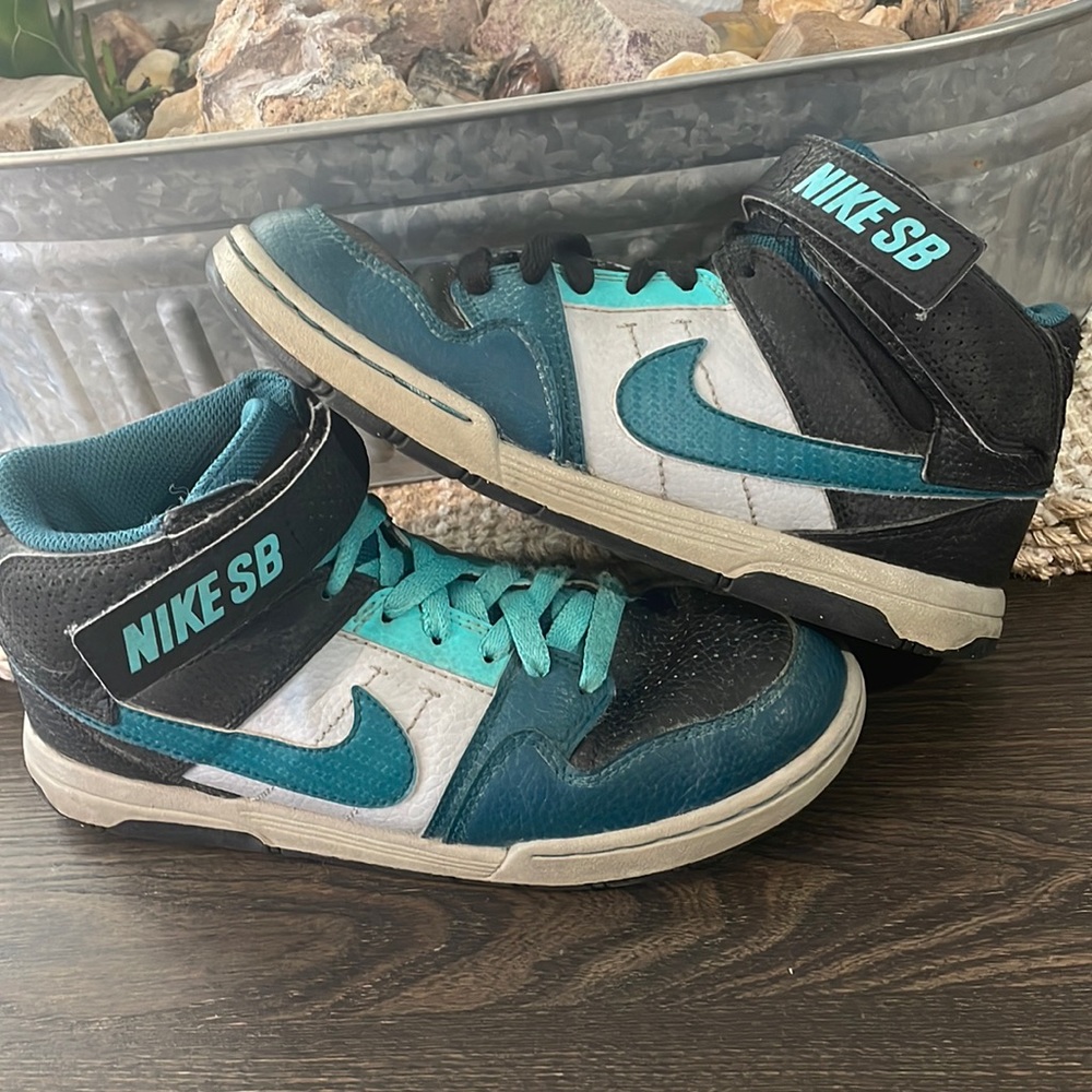 Nike SB Mid Top Velcro Sneakers